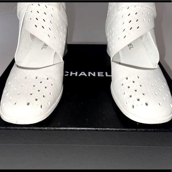 AUTHENTIC CHANEL 17S PERFORATED SUEDE WHITE SHORT BOOT $1125 42EU/12US - Picture 6 of 11